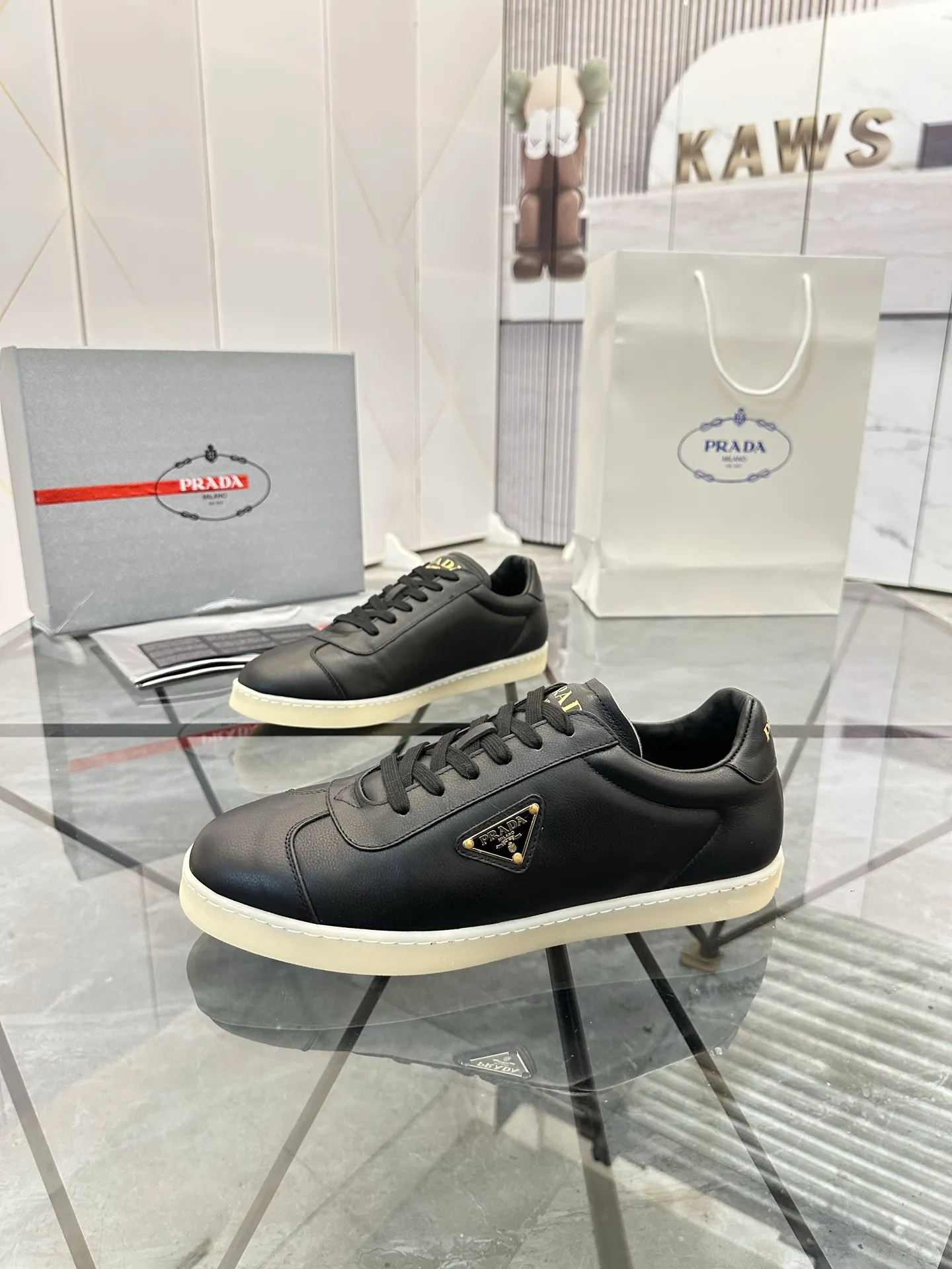 Men's shoes for sale 💰: 💰P540¥ High-end top quality Product trademark: Prada *"Prada*" low-top casual shoes Regular size: 38-45 (can be customized to 46) Product materials: imported first-layer cowhide for the upper, water-dyed cowhide lining, cowhide feet, original outsole. No.: 001